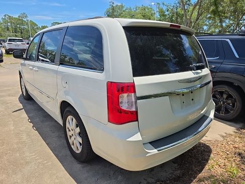 Used 2013 Chrysler Town & Country Touring FWD image 3
