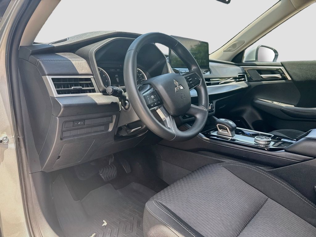 Used 2025 Mitsubishi Outlander ES FWD image 10