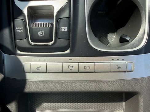 Used 2023 Kia Carnival LX FWD image 22