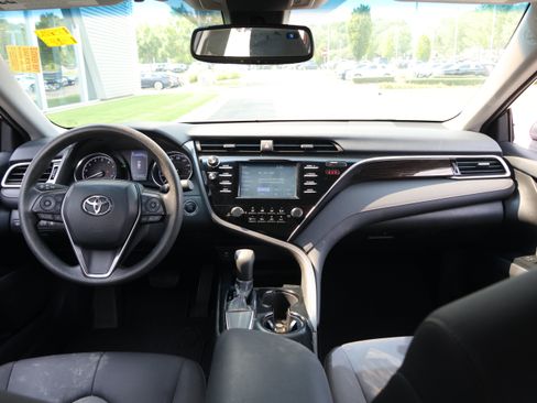 Used 2018 Toyota Camry LE w/ Convenience Package FWD image 15