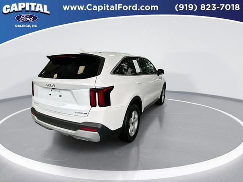 Used 2025 Kia Sorento LX FWD image 8