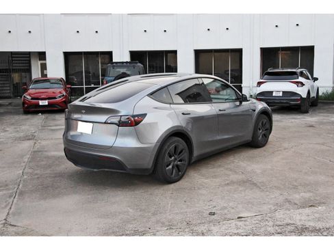 Used 2025 Tesla Model Y Long Range RWD image 7