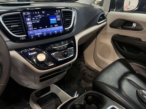 Used 2023 Chrysler Pacifica Touring-L FWD image 24