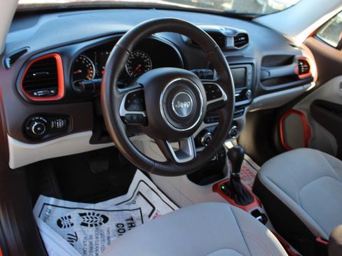 Used 2016 Jeep Renegade Latitude w/ Cold Weather Group FWD image 10