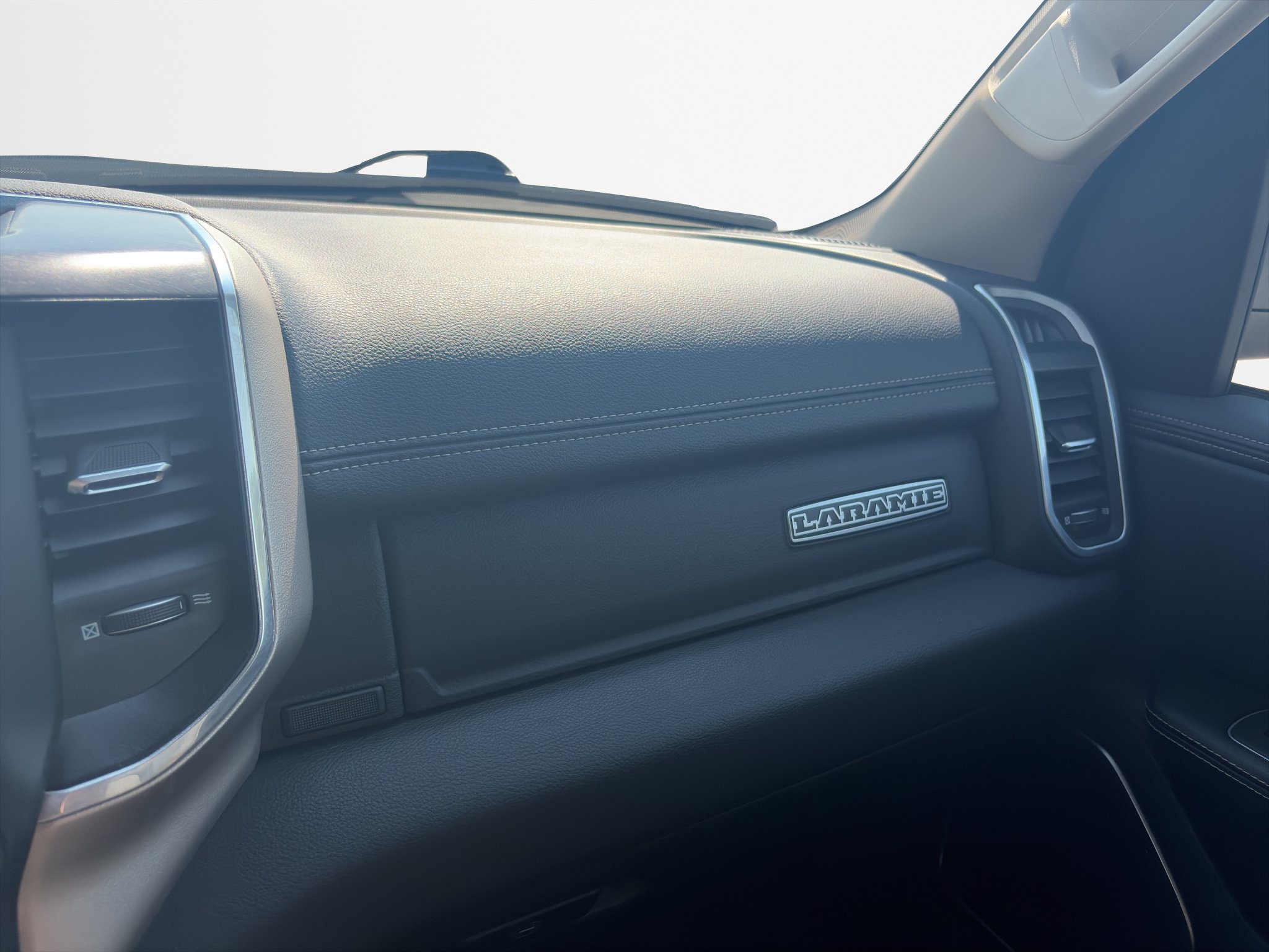 Used 2021 RAM 1500 Laramie AWD/4WD image 19