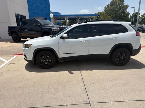 Used 2021 Jeep Cherokee Latitude Plus FWD image 2
