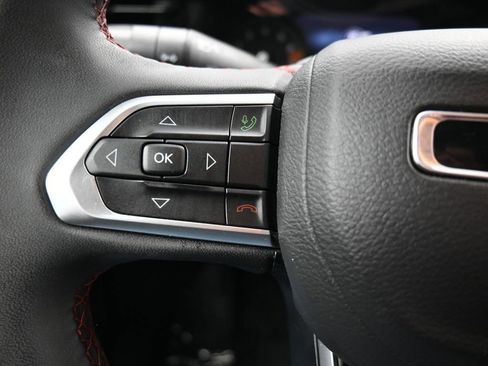 Used 2025 Jeep Compass Trailhawk image 18