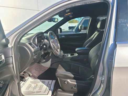 Used 2019 Jeep Grand Cherokee Laredo w/ Laredo X Package image 3