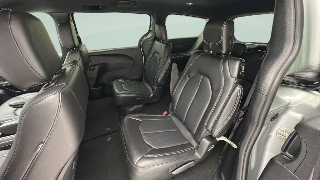 Used 2026 Chrysler Pacifica Select FWD image 9