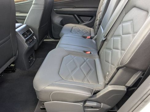 Used 2025 Volkswagen Atlas SE FWD image 28