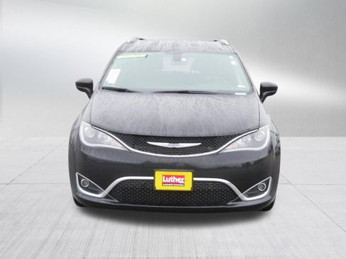 Used 2020 Chrysler Pacifica Touring-L FWD image 2