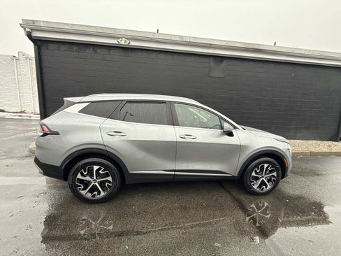 Used 2024 Kia Sportage EX image 3