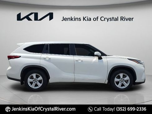 Used 2021 Toyota Highlander L AWD/4WD image 4