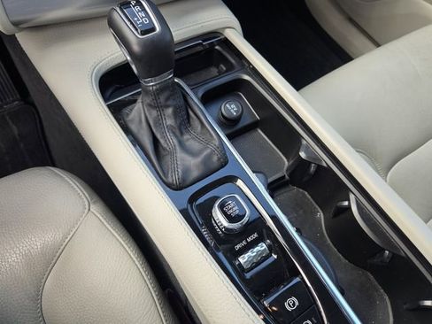 Used 2018 Volvo XC90 T6 Momentum w/ Convenience Package image 21