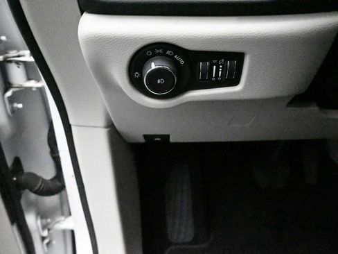 Used 2023 Chrysler Pacifica Touring-L FWD image 11