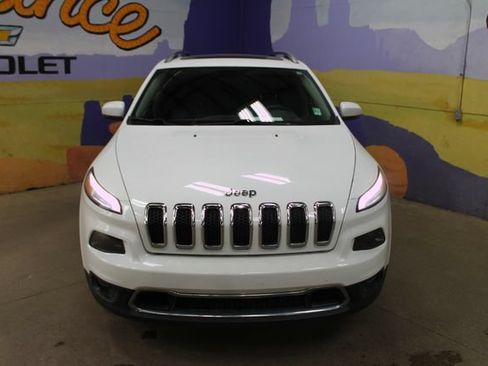 Used 2017 Jeep Cherokee Limited w/ Luxury Group AWD/4WD image 3