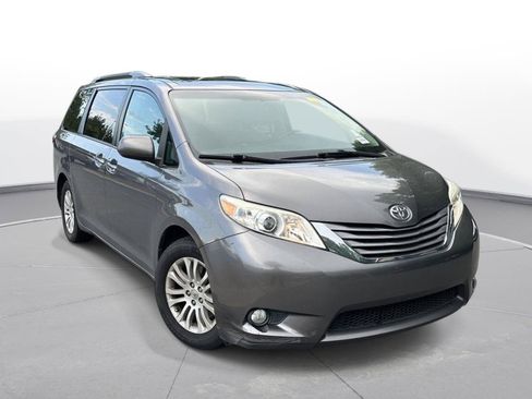 Used 2017 Toyota Sienna XLE Premium FWD image 4
