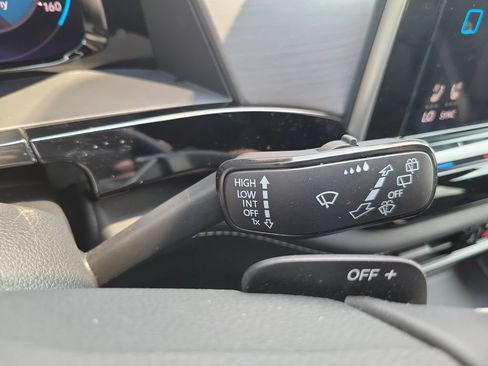 Used 2024 Volkswagen Atlas Cross Sport SE FWD image 36