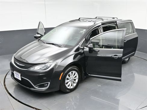 Used 2018 Chrysler Pacifica Touring-L image 40