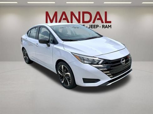 Used 2025 Nissan Versa SR FWD image 3