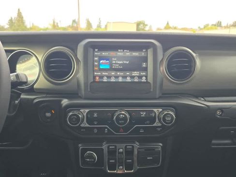 Used 2023 Jeep Gladiator Sport image 12