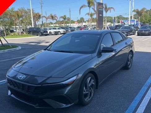 Used 2025 Hyundai Elantra Sport image 2