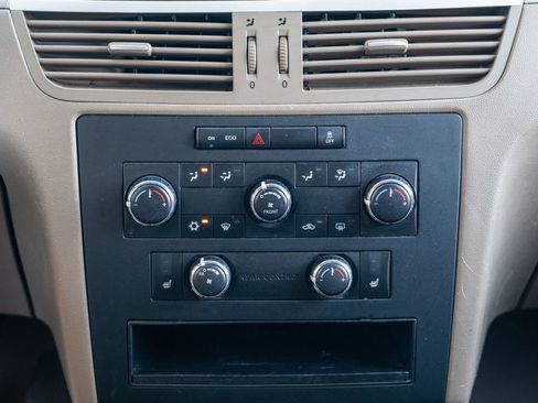 Used 2012 Volkswagen Routan SE image 16