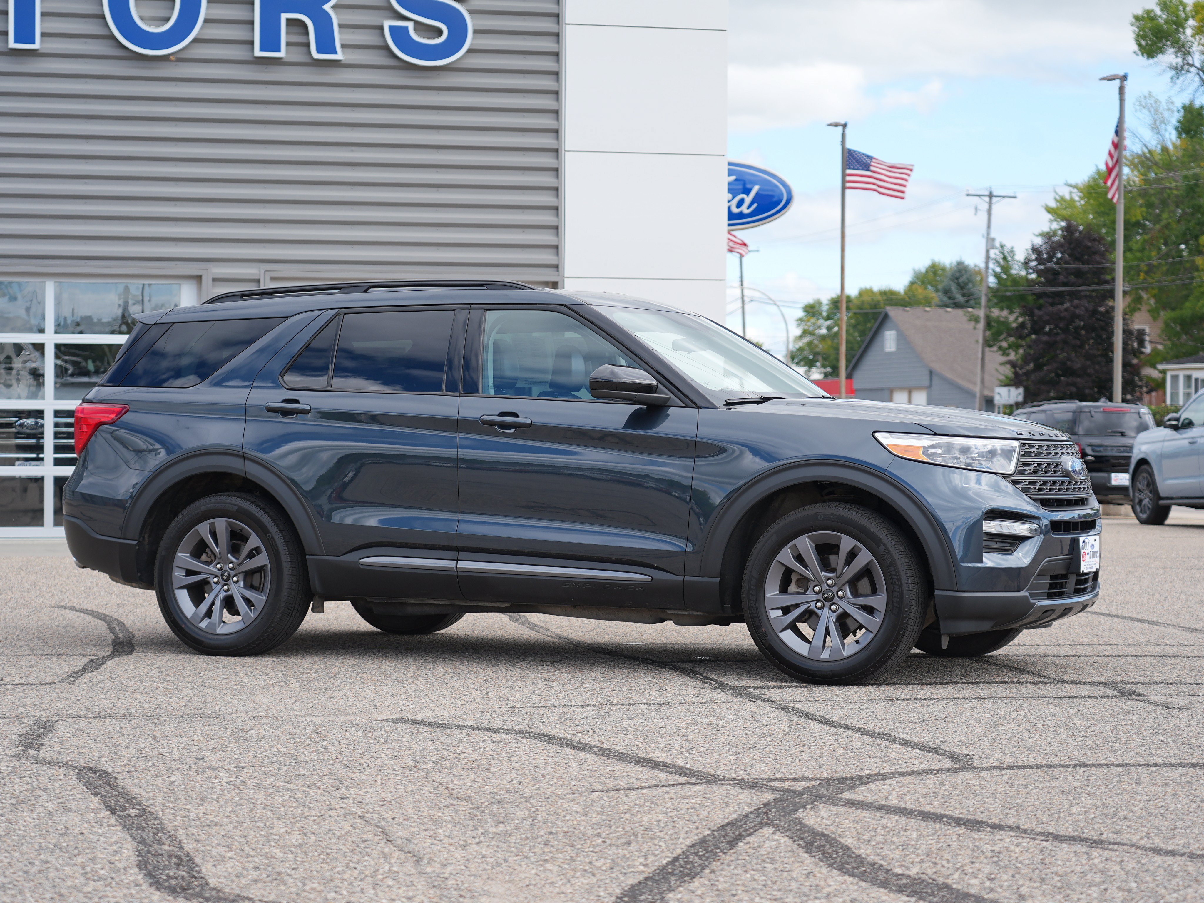 Used 2024 Ford Explorer XLT w/ Equipment Group 202A AWD/4WD image 2