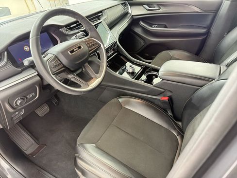 Used 2023 Jeep Grand Cherokee Altitude AWD/4WD image 22