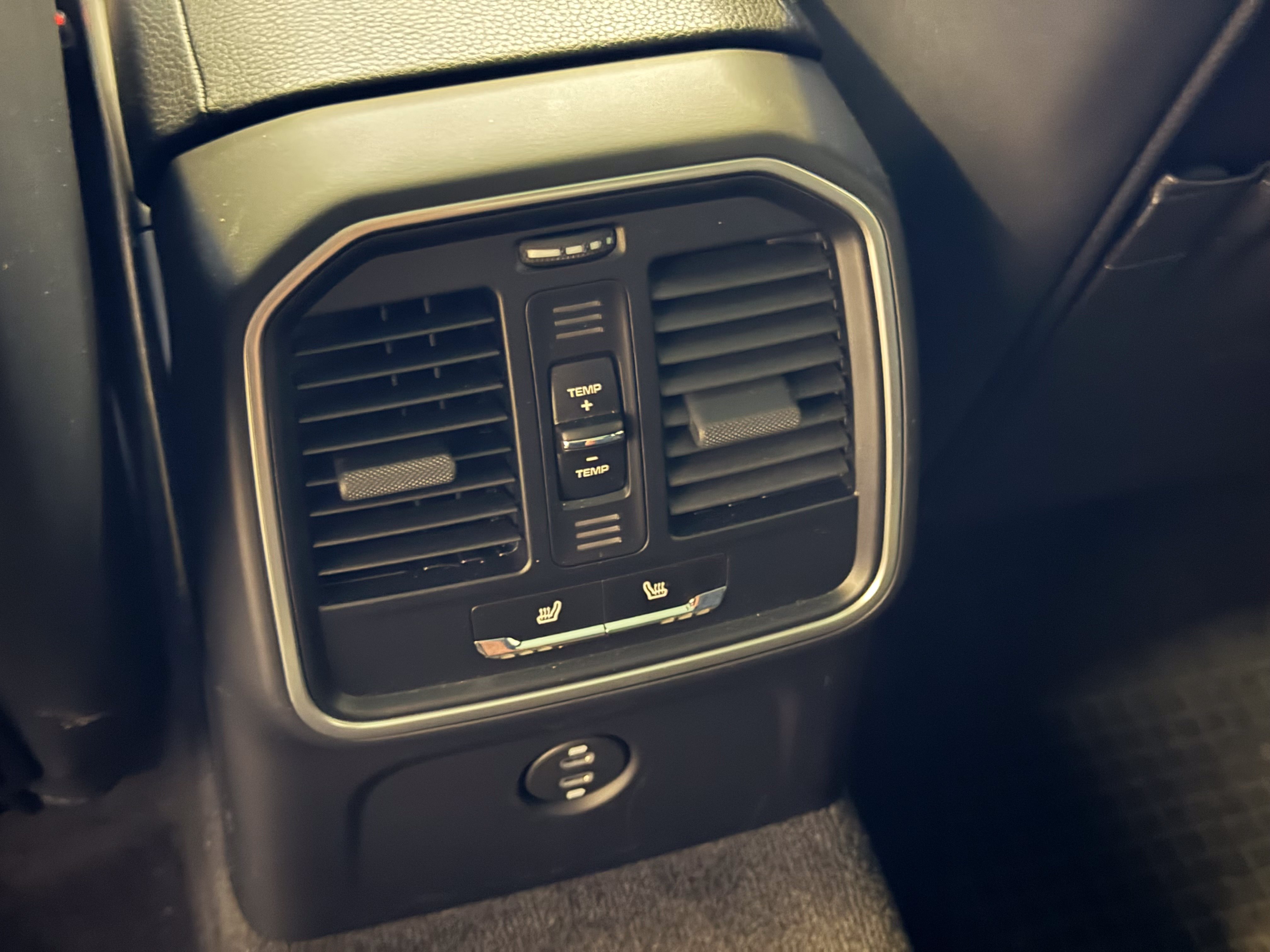 Certified 2026 Porsche Macan AWD/4WD image 24