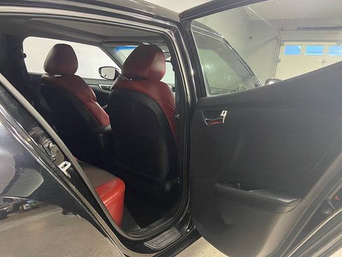 Used 2012 Hyundai Veloster w/ Style Pkg image 16