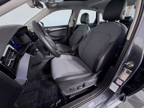 Used 2025 Volkswagen Jetta SE FWD image 32