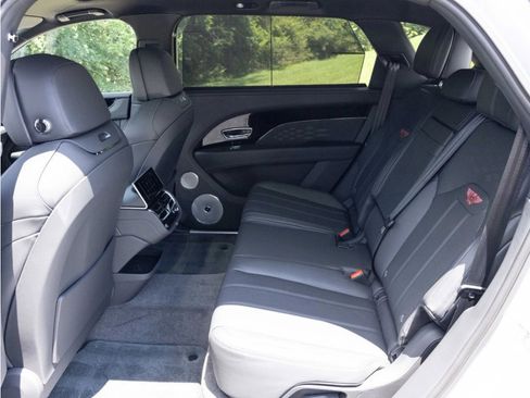Certified 2024 Bentley Bentayga Extended Wheelbase image 42