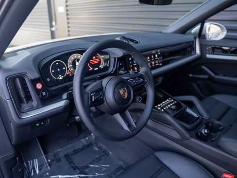 Certified 2025 Porsche Cayenne E-Hybrid Coupe AWD/4WD image 4