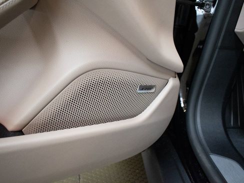 Used 2025 Porsche Taycan 4 image 20