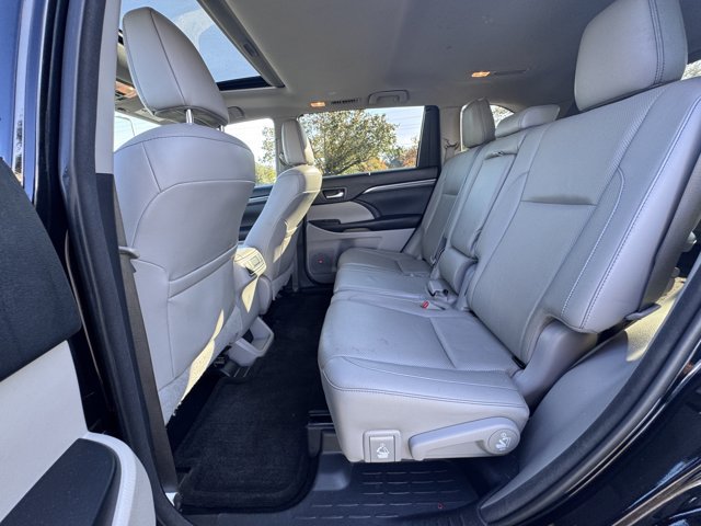 Used 2017 Toyota Highlander Limited FWD image 11