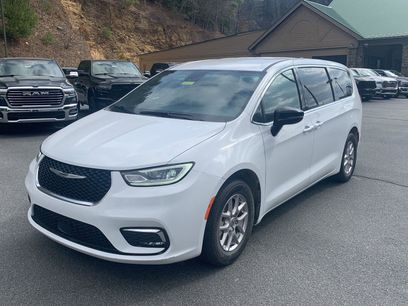 Used 2025 Chrysler Pacifica Select