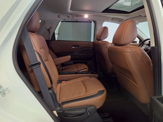Used 2024 Nissan Pathfinder Platinum AWD/4WD image 17