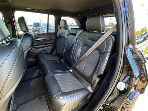 New 2025 Jeep Grand Cherokee Altitude image 10