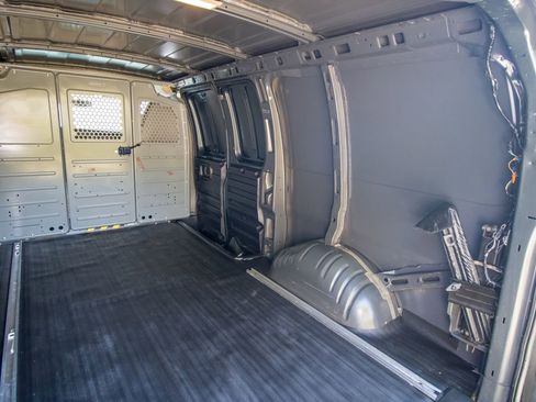 Used 2014 Chevrolet Express 2500 image 31