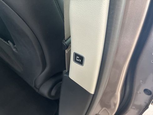 Used 2017 Chrysler Pacifica Touring-L w/ Tire & Wheel Group FWD image 25