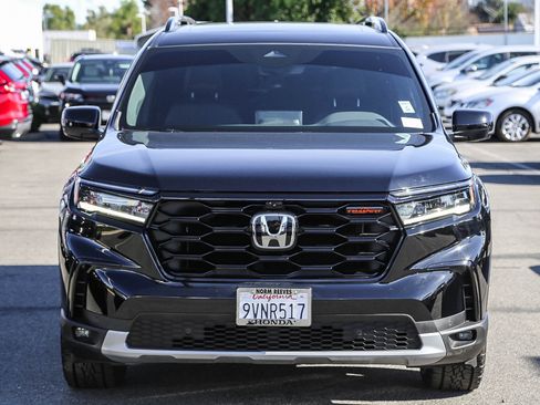 Used 2025 Honda Pilot TrailSport image 2