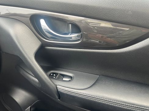 Used 2019 Nissan Rogue SV image 31