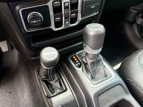 Used 2023 Jeep Gladiator Overland w/ Popular Equipment Package AWD/4WD image 18