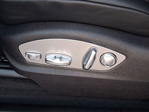 Used 2025 Porsche Macan AWD/4WD image 10
