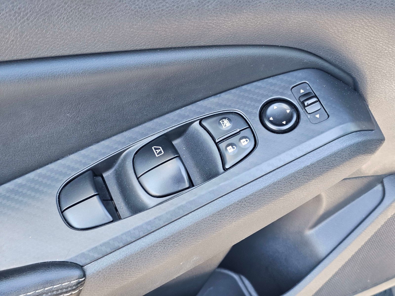 Used 2025 Nissan Altima 2.5 SV FWD image 14