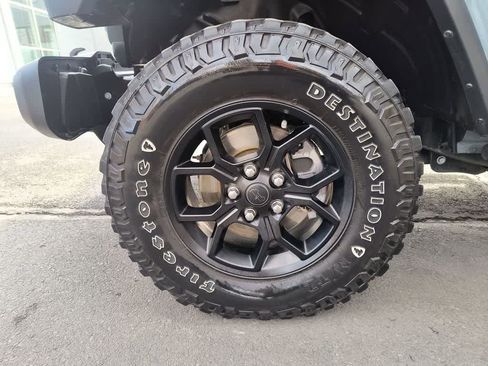 Used 2024 Jeep Gladiator Sport image 10