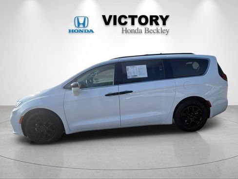 Used 2022 Chrysler Pacifica Touring-L FWD image 2