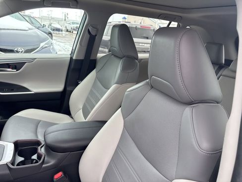 Used 2021 Toyota RAV4 Limited image 12