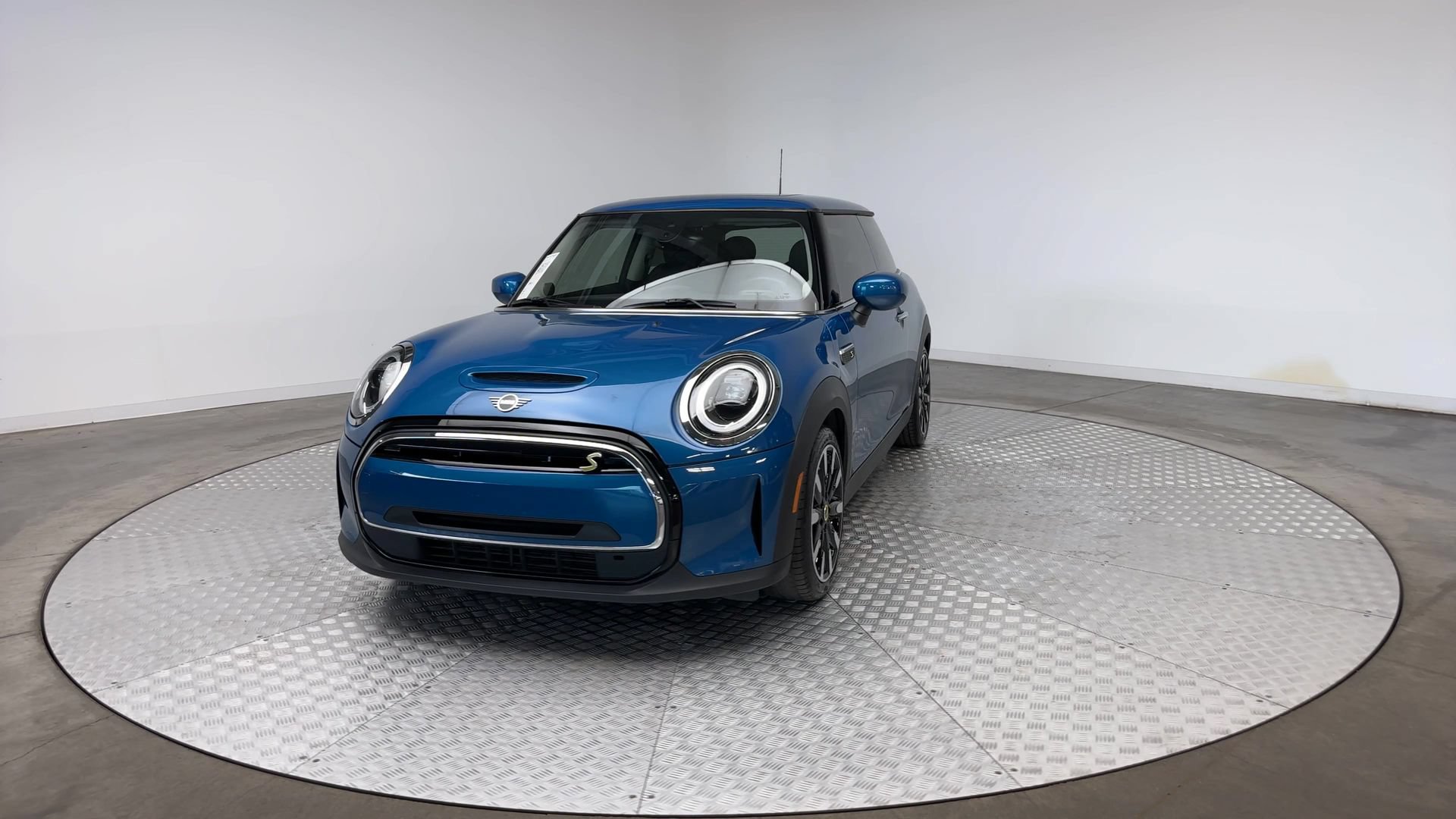 Certified 2024 MINI Cooper SE w/ Signature Upholstery Package FWD image 3